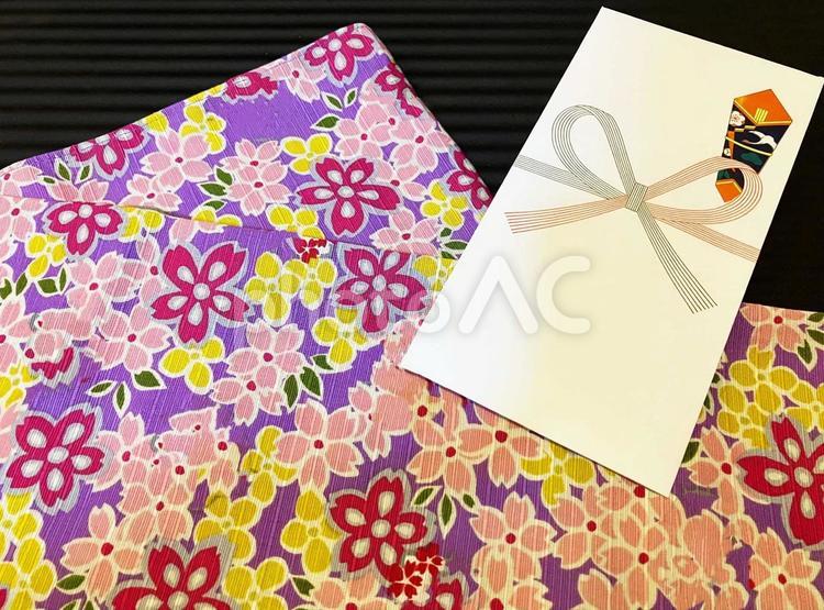 のし袋と華やかな和柄布の背景 のし袋,封筒,祝儀袋の写真素材