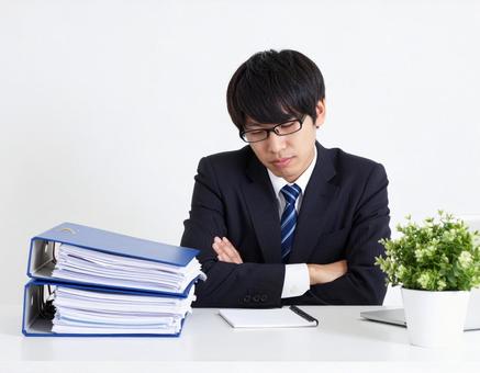 オフィスで困っているサラリーマン男性 オフィスで困っているサラリーマン男性の写真