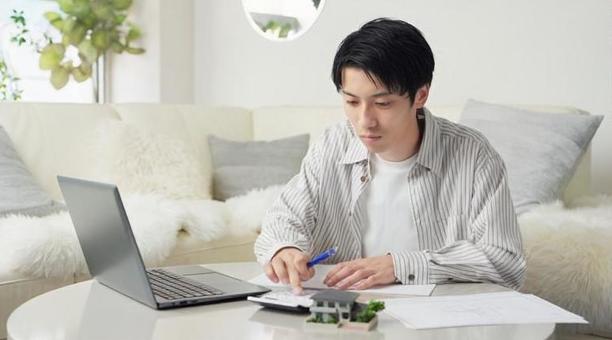 不動産を検討するアジア人男性 不動産,検討,男性の写真素材