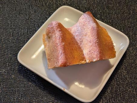 小雪前日のおやつに食べたバウムクーヘン スイーツ,デザート,洋菓子の写真素材