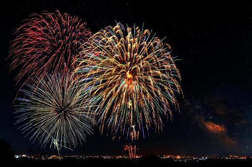 夏の夜空の打ち上げ花火 夏の夜空の打ち上げ花火の写真