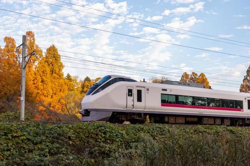 秋の青空と常磐線特急車両 秋の青空と常磐線特急車両 常磐線,鉄道,特急の写真素材
