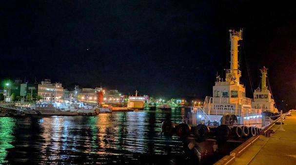 灯りが揺らめく静寂の岸辺 今治港,停泊,船舶の写真素材