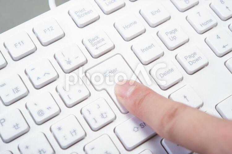 白いキーボードと指先 return,イメージ,インターネットの写真素材