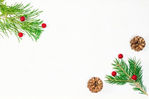 白背景のクリスマスデコレーション クリスマス,もみの木,松ぼっくりの写真素材