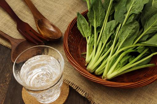 ほうれん草と水の食卓 ほうれん草,水,グラスの写真素材