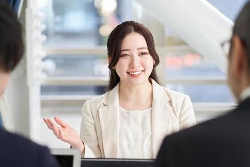 Asian business woman explaining at a meeting, एक बिज़नेसवुममन, महिला, बैठक, JPG