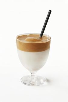 ダルゴナコーヒー ダルゴナコーヒー ダルゴナコーヒー,ストロー,おうちカフェの写真素材