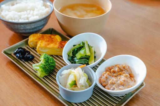 和朝食 納豆と味噌汁 和朝食 納豆と味噌汁 朝食,和食,和朝食の写真素材
