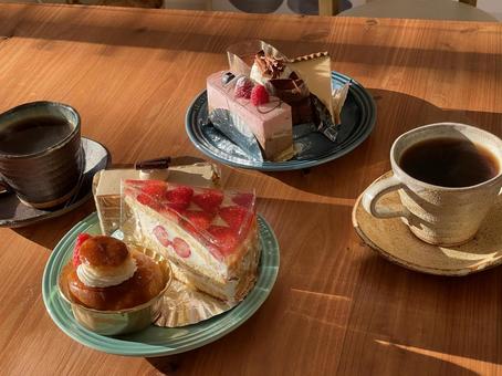 いちごのケーキでアフタヌーンティー コーヒー,ケーキ,チーズケーキの写真素材
