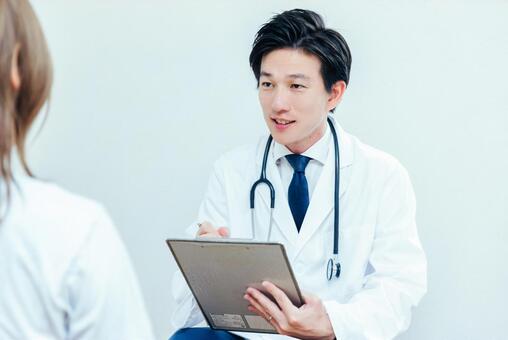 患者と会話する男性医師 医者,医師,男性医師の写真素材
