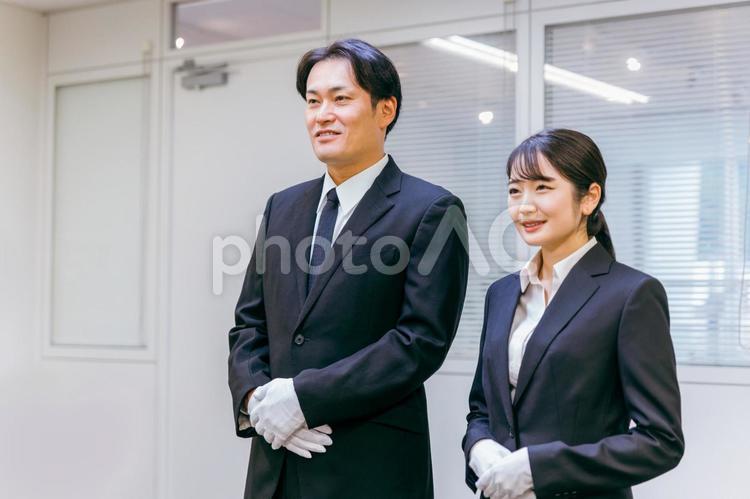 白手袋をつけたスーツ姿の男女 鑑定士,質屋,鑑定の写真素材