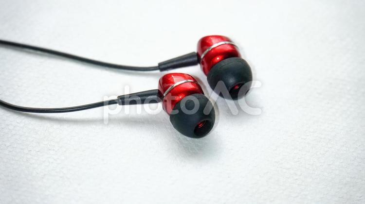 赤に黒いイヤピースの有線イヤホン イヤホン,有線,聞くの写真素材