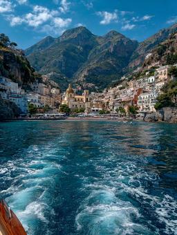 ボートから見た美しい海岸風景の写真