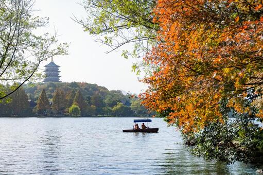 杭州・西湖と雷峰塔  西湖,杭州,雷峰塔の写真素材