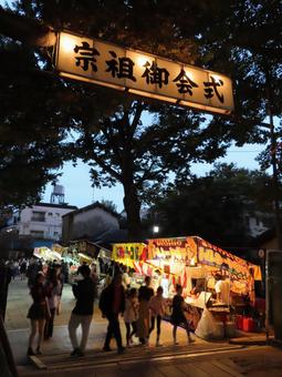 祭りの参道と屋台の写真