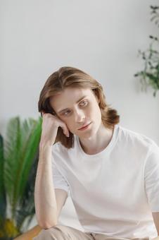 頬杖をついている男性 男性,外国人,欧米人の写真素材