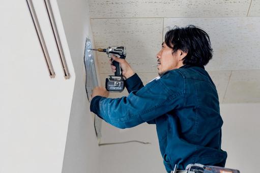 エアコンの下地を設置する作業員 工事,電気,仕事の写真素材