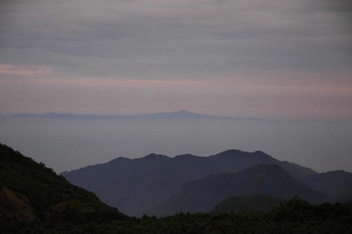 知床峠より国後島 知床峠より国後島の写真