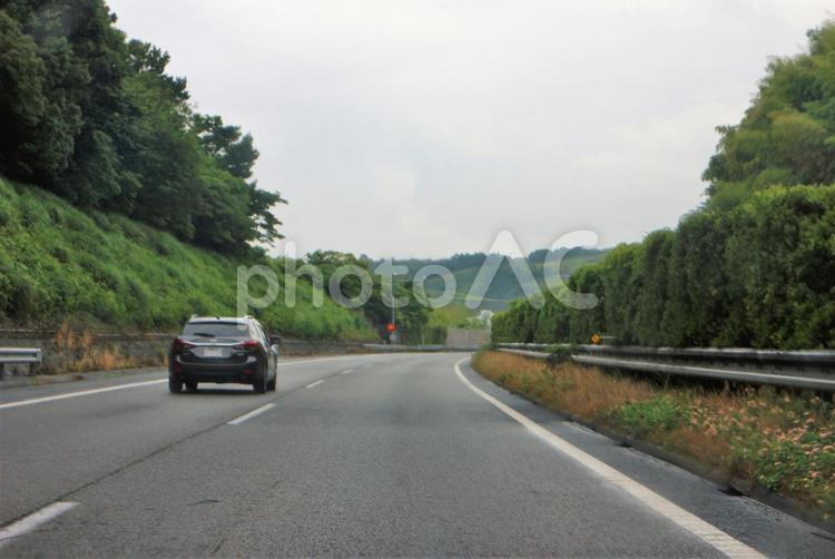 雨でぬれた高速道路走行 高速道路,雨,濡れた道の写真素材