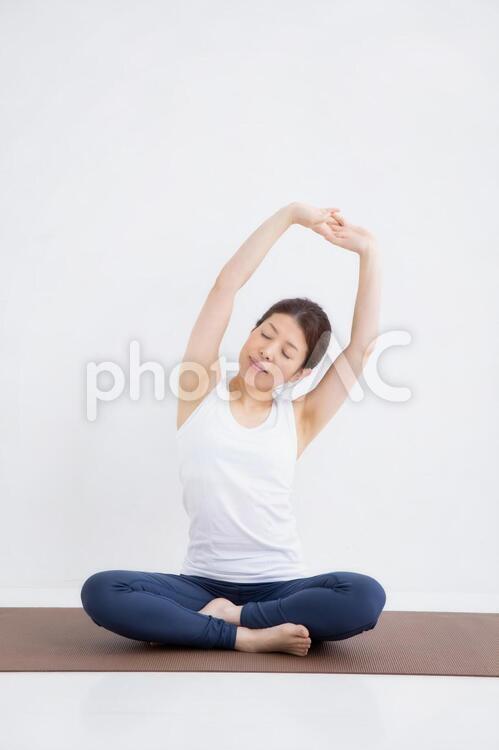 スポーツウェアをきた女性 ストレッチ,ヨガ,ピラティスの写真素材