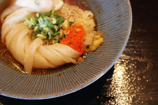 さぬきうどん店の平打ち麺の渦巻きぶっかけ さぬきうどん店の平打ち麺の渦巻きぶっかけ ぶっかけ,うどん,渦巻きの写真素材