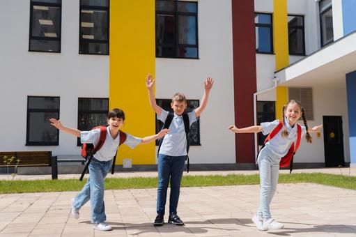 カメラ目線で手を広げる生徒たち 男の子,女の子,子どもの写真素材