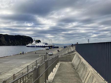 大島の船着場に接岸中のフェリー 大島,船着場,フェリーの写真素材