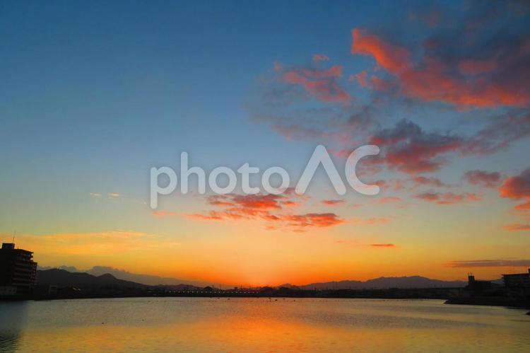 １１月下旬の大池からの朝焼けの空 背景,朝焼け,たそがれの写真素材