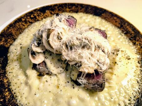 チーズたっぷりの赤身ステーキ チーズ,たっぷり,ステーキの写真素材