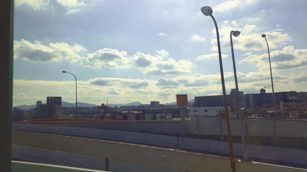 晴天の街を見渡す街並みの眺め 晴天の街を見渡す街並みの眺め 街並み,空,雲の写真素材