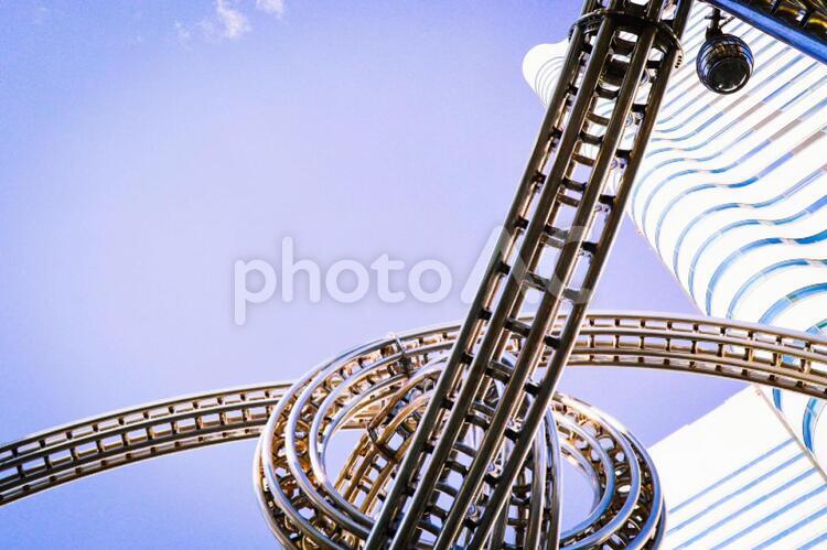 ビルと芸術的なオブジェ 空,オブジェ,鉄の写真素材