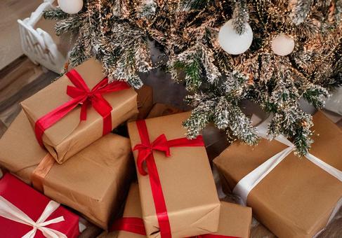 クリスマスツリーのプレゼント（赤リボン） ツリー,冬,寒いの写真素材