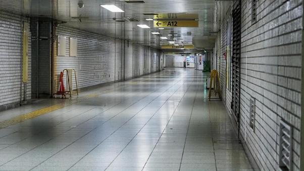 日比谷駅から日比谷公園へ続く地下通路 日比谷駅から日比谷公園へ続く地下通路の写真