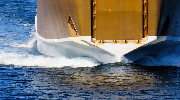 晩秋の朝に波濤を超えて　駿河湾フェリー 駿河湾フェリー,波濤,晩秋の写真素材