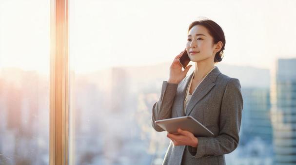 笑顔のビジネス通話 笑顔のビジネス通話の写真