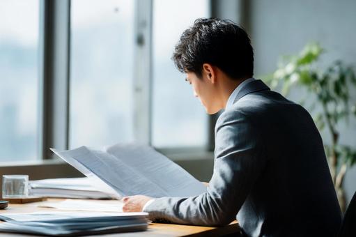 書類を確認するビジネスマンのイメージの写真