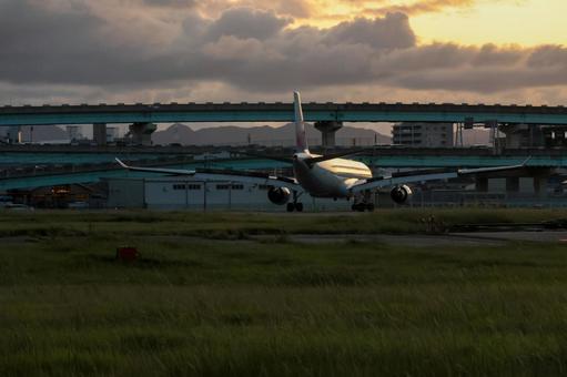 落ち着いた雰囲気の福岡空港の夕焼け 落ち着いた雰囲気の福岡空港の夕焼け 飛行機,航空機,旅客機の写真素材