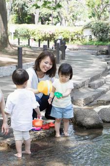 ママ友 母親 育児  ママ友 母親 育児  ママ友,公園,男性の写真素材