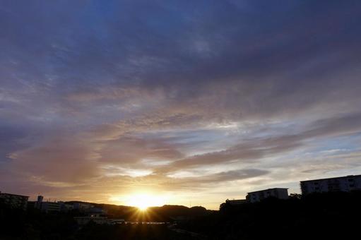 住宅街の夜明け~夏~300 住宅街の夜明け~夏~300 朝日,日の出,早朝の写真素材