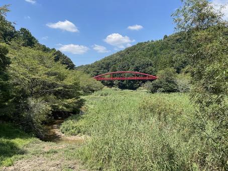 山間の赤い橋 山間の赤い橋 山,橋,橋梁の写真素材