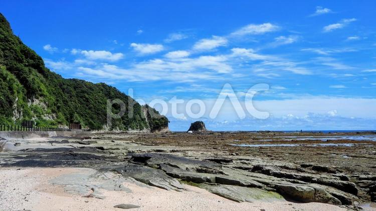 夏の鯛ノ浦・海岸の岩礁＆弁天島（鴨川市） 夏,鯛の浦,弁天島の写真素材