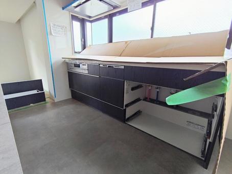 リノベーション途中のマンションのキッチン リノベーション途中のマンションのキッチンの写真