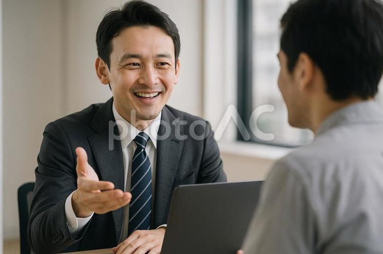 会社での面談/打ち合わせ ミーティング,男性,話すの写真素材