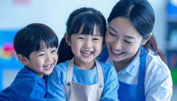 保育園で子供と遊ぶ笑顔の保育士の女性 保育園で子供と遊ぶ笑顔の保育士の女性の写真