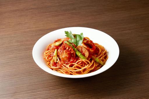 帆立とイカのトマトソースのパスタ 帆立とイカのトマトソースのパスタ トマトスパゲッティー,ペスカトーレ,アラビアータの写真素材
