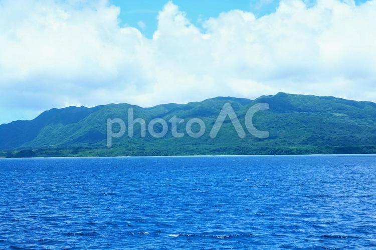 沖縄・海から西表島を望む 西表島,空,雲の写真素材
