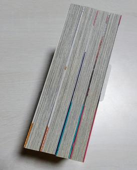 マンガ4冊を並べた側面 マンガ4冊を並べた側面の写真