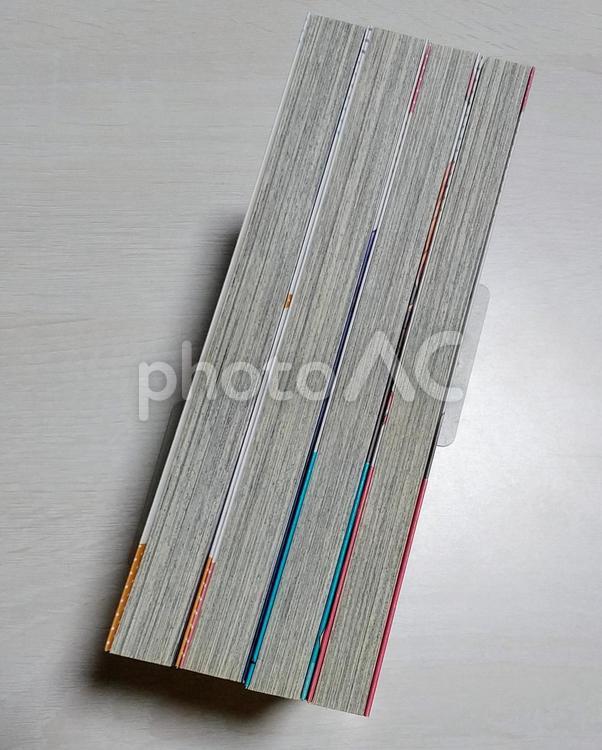 マンガ4冊を並べた側面 マンガ,本,上部の写真素材