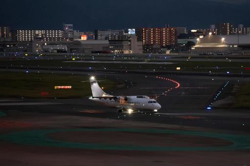 秋の日差しに輝く福岡空港の午後 飛行機,航空機,旅客機の写真素材